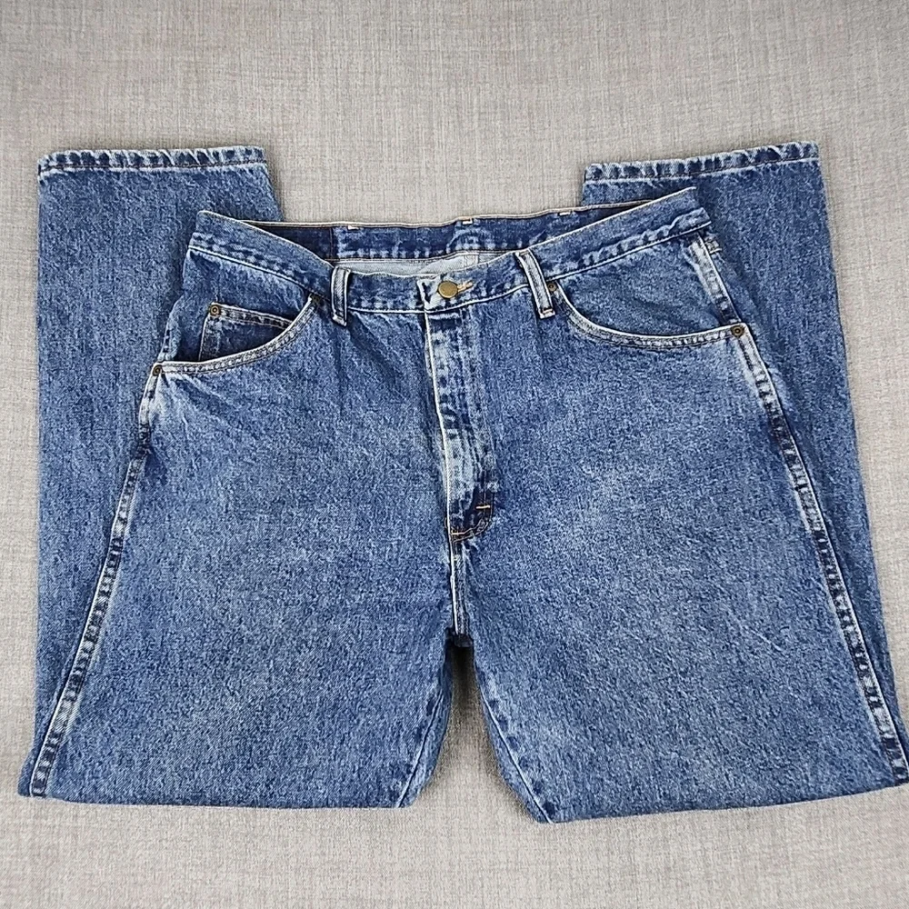 Wrangler Straight Leg Medium Wash Denim Jeans. 100% Cotton Size 38 × 30.